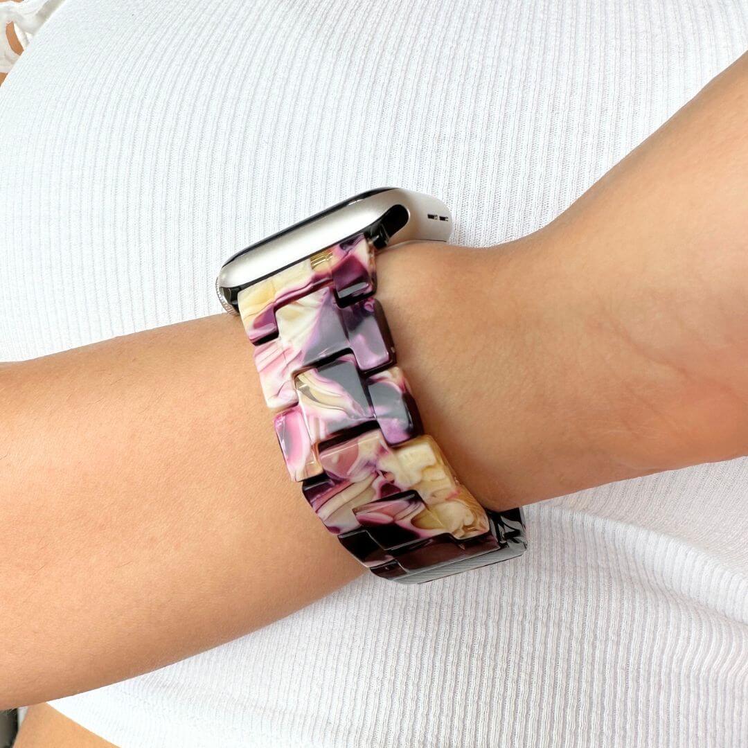 02 Apple Watch Keramikarmband Alice Lila Light, Tragebild Handgelenk