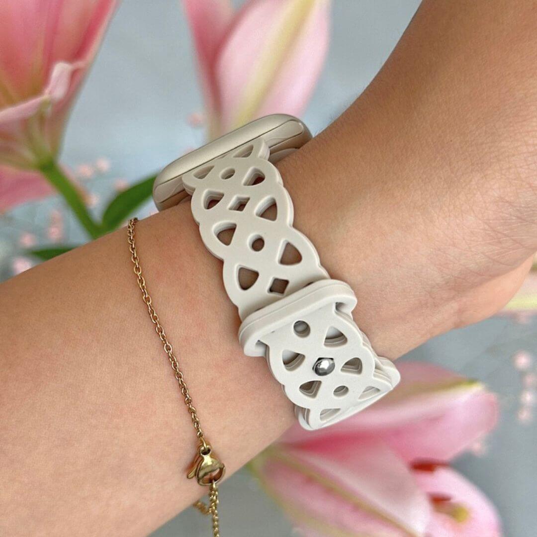 02 Apple Watch Silikonarmband Celine Stone, Tragebild Handgelenk