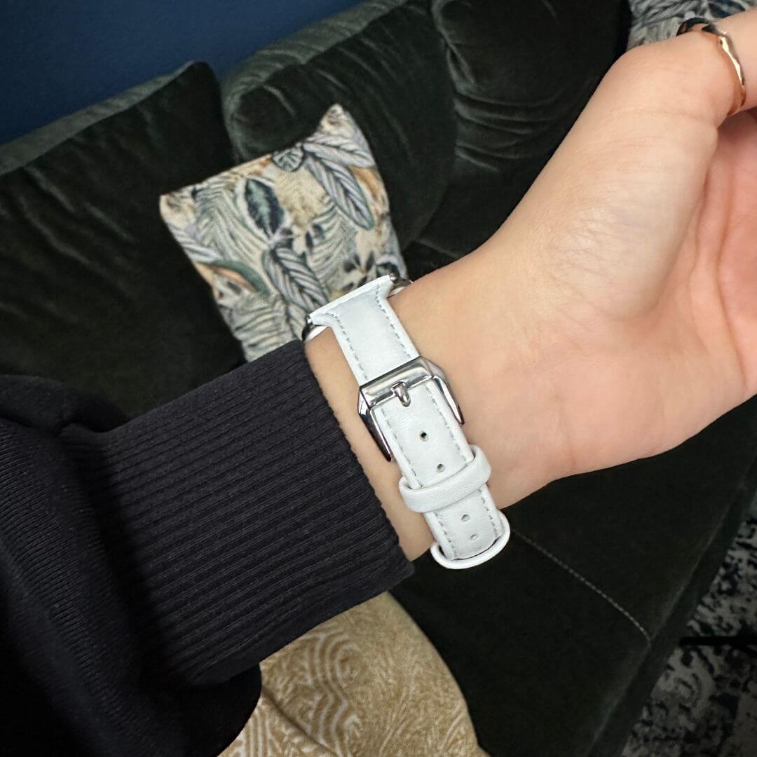 02 Apple Watch Lederarmband Dublin Weiß, Tragebild Handgelenk