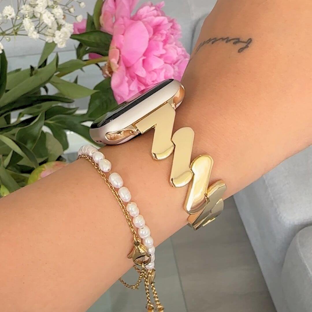 02 Apple Watch Metallarmband Fleur Gold, Tragebild Handgelenk