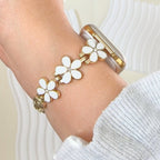 0 Apple Watch Metallarmband Flora Gold Weiß, Blumen, Tragebild Handgelenk