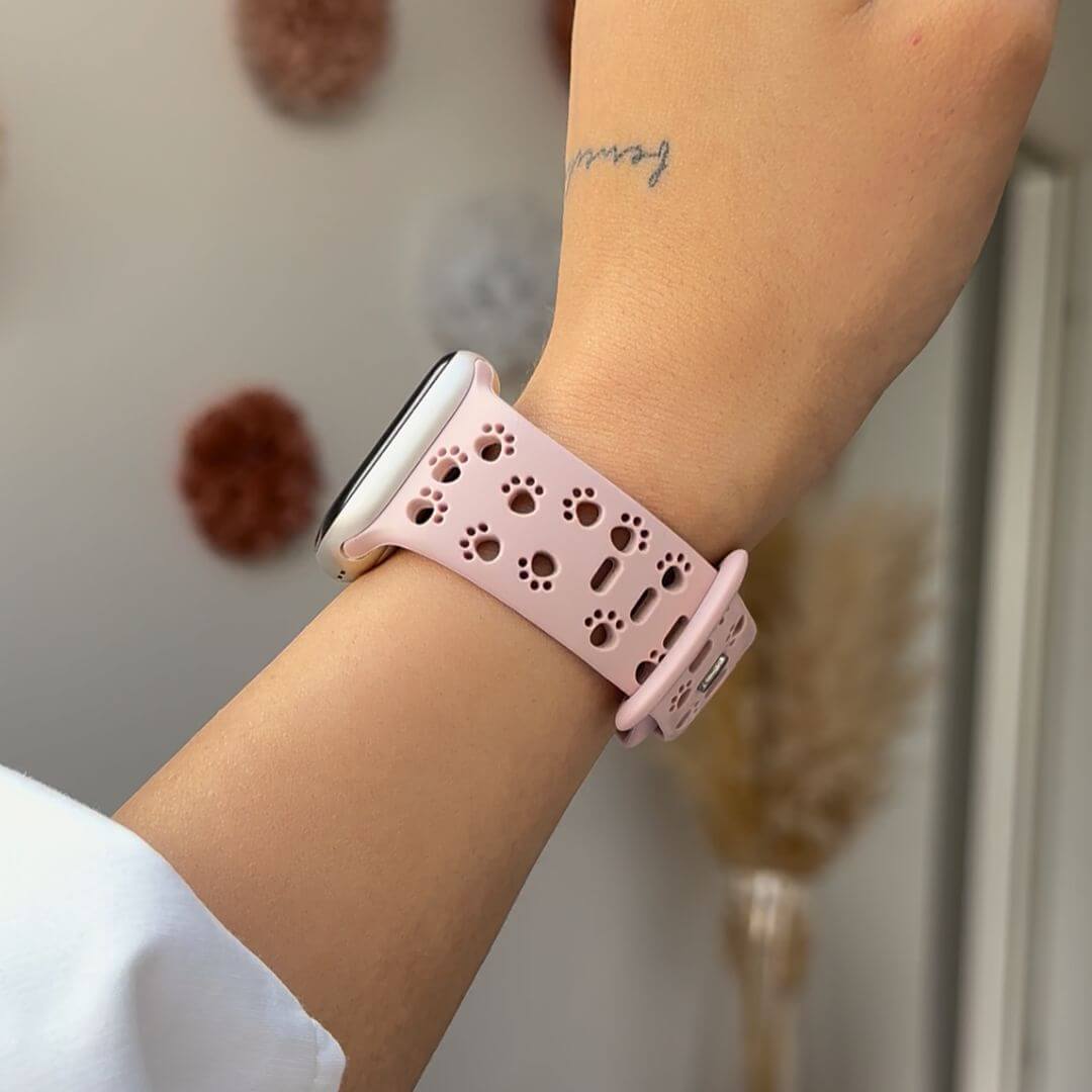02 Apple Watch Silikonarmband Pfoten Beige, Tragebild Hangelenk