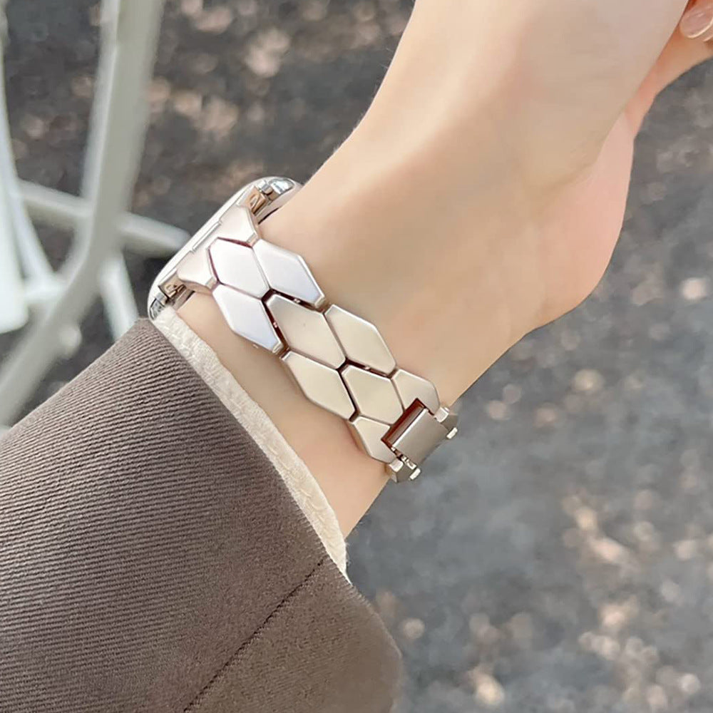 02 Apple Watch Metallarmband Zoe Silber, Tragebild Handgelenk